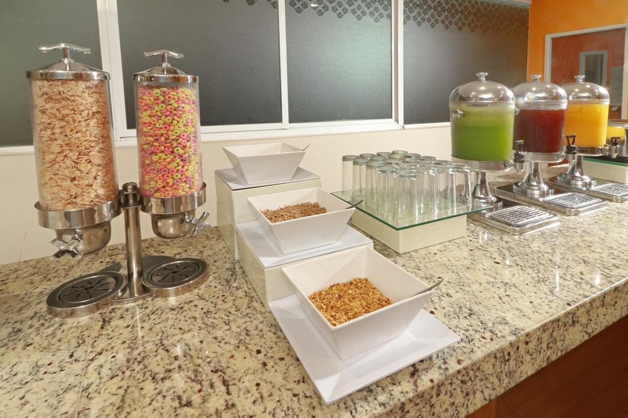 Wyndham Garden Guadalajara Acueducto Hotel Zapopan Bagian luar foto